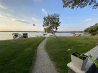 Family Friendly Lakehouse - Directly on the lake with spacious pier