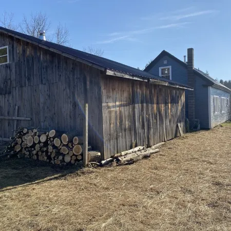 Colorful Farmhouse just minutes from East Burke, Kingdom Trails and Burke Mtn