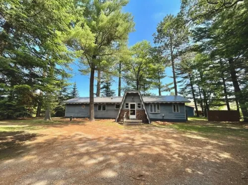 Cozy 3 b/r home w/ quick access to snowmobile trails in the beautiful Northwoods