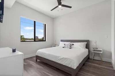 Lux King Suite|EV|Onsite Gym|Near PBI, Beach, Hospitals & shopping