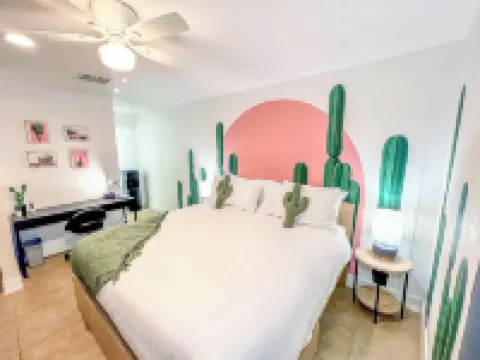 Artsy Studio w/Private Patio 5mins to Airport & Downtown PHX - Sky Harbor Suite