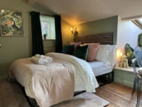 Boutique luxury countryside cottage with hot tub, log burner, 4 poster & firepit