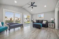 Charming 3-bedroom house on the Canal! Fireplace! Firepit! Pets Welcome! Macomb County 호텔