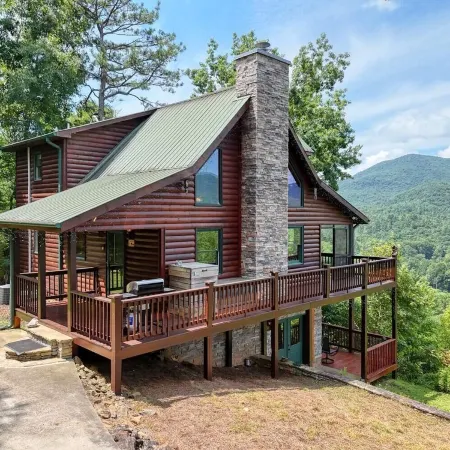 Secluded Mountain-Top Cabin with Stunning Sunset Views, Hot Tub and Fireplace