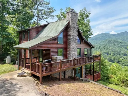 Secluded Mountain-Top Cabin with Stunning Sunset Views, Hot Tub and Fireplace
