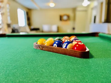 Grand Entryway Vaulted ceiling near Nike Intel 7 beds w/ 10% Discount for 7 Days Отели рядом с достопримечательностью «Хокс Вью Уинери»