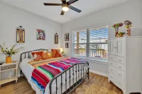 Coco House rental home sleeps 6, ample outdoor seating, jacuzzi and a golf cart! Hotels near Kilroy Lake