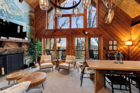 Cozy 6-Bedroom Cabin in Wintergreen Resort