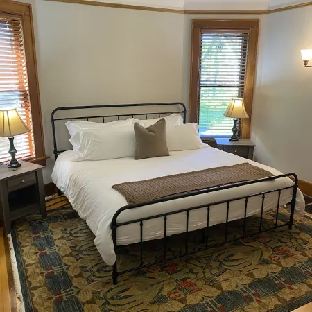 Exceptional new listing Decorah Craftsman Bungalow โรงแรมในเดคอราห์
