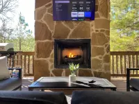 New Luxury Cabin/Hot Tub/Fire Pit/Corn Hole/Games/Indoor & Outdoor Fireplaces
