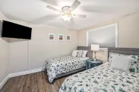 Updated Ranch near Airport & easy access to Beaches