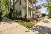 Unwind in Urban Bliss: Relax Near Downtown Nightlife & Pensacola Beach Hotel in zona Pensacola Lighthouse