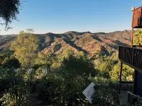 Spacious 3-bedroom/ 2 bath apartment in Topanga Hills with AC
