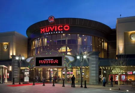 Spacious 3Br/2.5BA Home • 2800 sq ft • Mountain Views & Prime Location. Private.