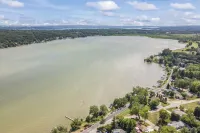 Escape to the Lake! Walk to water & local dining!