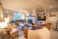 Gorgeous ski retreat apartment with fireplace and Mountain View.