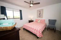 Family beach condo. Steps to sand and restaurants + bars!