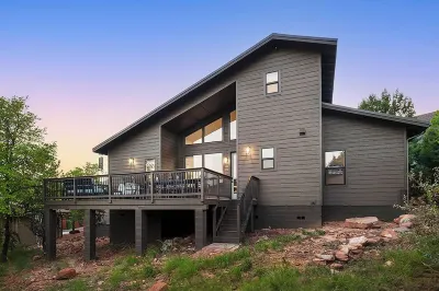 Brand New 2023 Cabin: Luxury Meets Nature – Sleeps 14, Views & Modern Amenities!