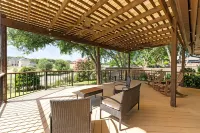 Clean, modern, luxury 4 bed room home on the water with pingpong table/Smart TVs