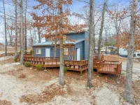Charming 2-bedroom cabin in enchanting Branson with AC, WiFi