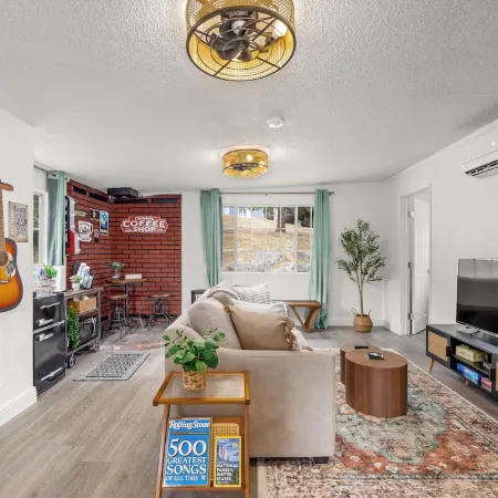Hot Tub, King Bed, Coffee Bar - Walk to town!
