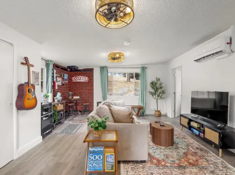 Hot Tub, King Bed, Coffee Bar - Walk to town!