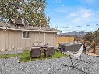 Hot Tub, King Bed, Coffee Bar - Walk to town!