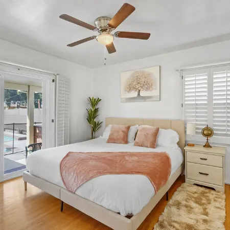Pool - Heated Jacuzzi - Game Room - Fire Pit - Free Parking - Sleeps 12!