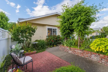 COMFY-COZY, Quiet, EV car CHARGER, GARAGE, Recliner