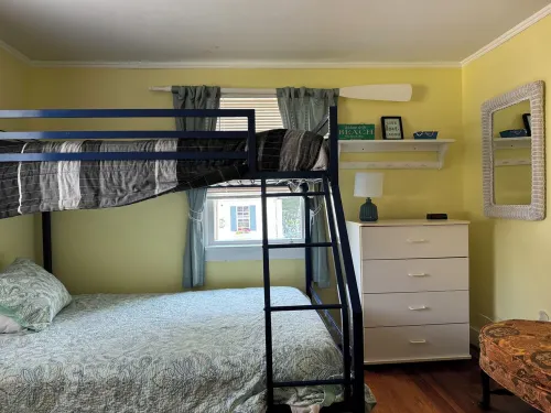 Dennisport : Dog Friendly with a fenced in large yard. 1/2 mile from beach Hotels in Dennis Port