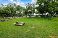 Modern River Home on 1/2 Acre with 101' of Private River Frontage. Hotel dekat Gypsy River Resort