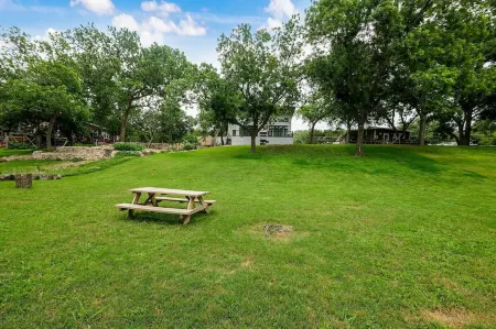 Modern River Home on 1/2 Acre with 101' of Private River Frontage. Отели рядом с достопримечательностью «Guadalupe River»