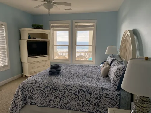 BreeSea, Ocean Front Family Beach Home! Beautiful Sunrise. Great Beach location!