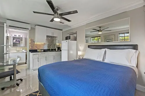 Studio apt near Wilton Manors, private fenced yard with pool, puppy friendly.