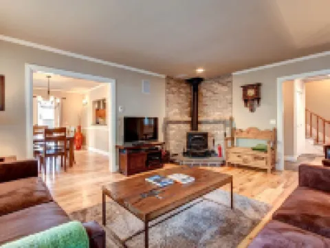 Downtown 4 Bed/3 bath Historic District - Hot tub/mtn views /grassed fenced yard