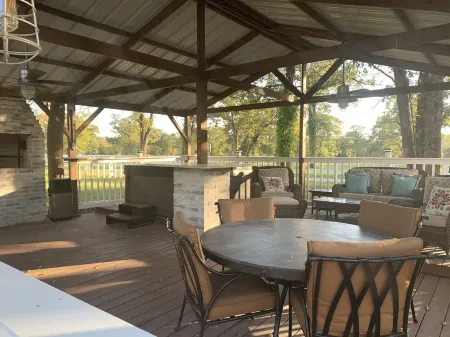 Great Private Country Home! Contactless check-in & out! Отели рядом с достопримечательностью «Лейк Брайан»