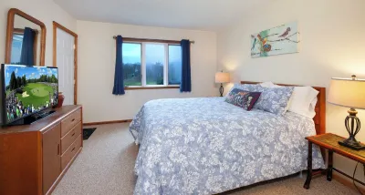 Golf Condo 2 miles from Good Harbor beach