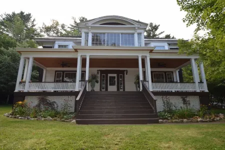 Olympic House on Main Street Village and Mirror Lake Whottub Pingpong Foosball