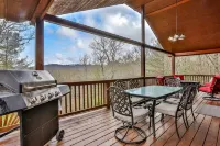 4.3 miles to BR center, Private, Family Fun, Hot Tub, Serene