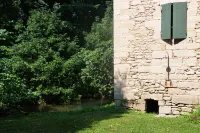 In Uzès, quiet, loft in independent 18th century mill with 15mx3m swimming pool