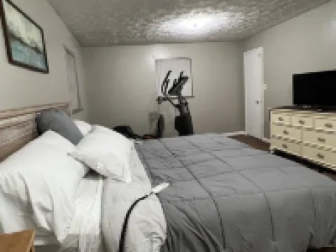 Ranch home American Spa hot tub for 6, sleep number bed , pool table, smart tvs!