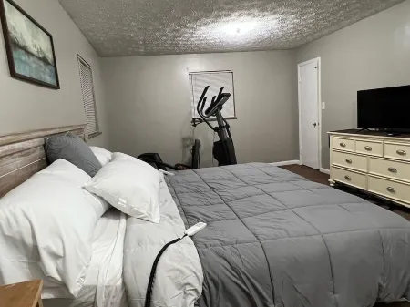 Ranch home American Spa hot tub for 6, sleep number bed , pool table, smart tvs! Отели рядом с достопримечательностью «Парк Леви Джэксон Уайлдернесс Роуд»