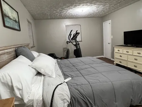 Ranch home American Spa hot tub for 6, sleep number bed , pool table, smart tvs!