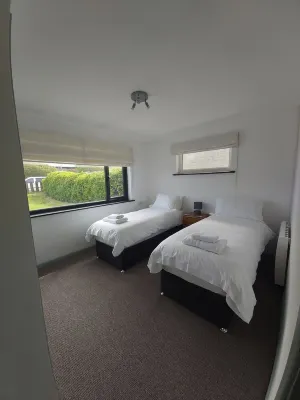 The Surf House modern bungalow  a stones throw from Widemouth Bay Beach, Bude
