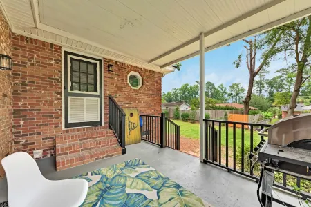 Spacious 4-bedroom house in charming Hanahan with AC, WiFi