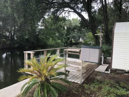 Tranquil Waterfront 3-2 Home; Great Year-Round Fishing, Outdoor Activities Отели рядом с достопримечательностью «American Pro Diving Center-Swim With Manatees»