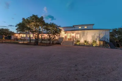 9000 Sqft Estate/Pickleball/Basketball/Pool/HotTub/9 Bdrm/8 Bath/23Beds/Sleeps35 Hôtels à proximité de : Dreamland Dripping Springs
