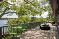 Starlight Deck House: Village house