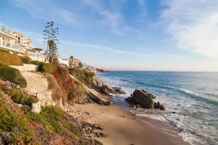 Spectacular Ocean Views! Steps to Beach! Private Patio and 1 Car Garage! Отели рядом с достопримечательностью «Laguna Beach Free Walking Tour»