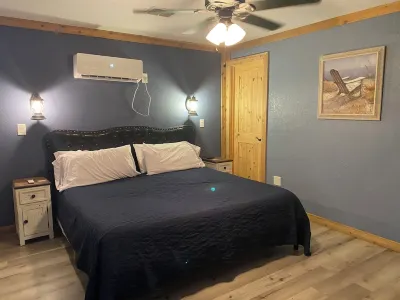 Beautiful 2 Bedroom Cabin with a lake view. South Toledo Bend State Park附近的飯店
